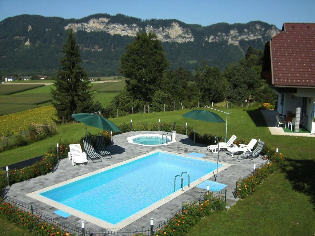 GallizienFerienwohnungen Kaiser的享有庭院游泳池的顶部景色