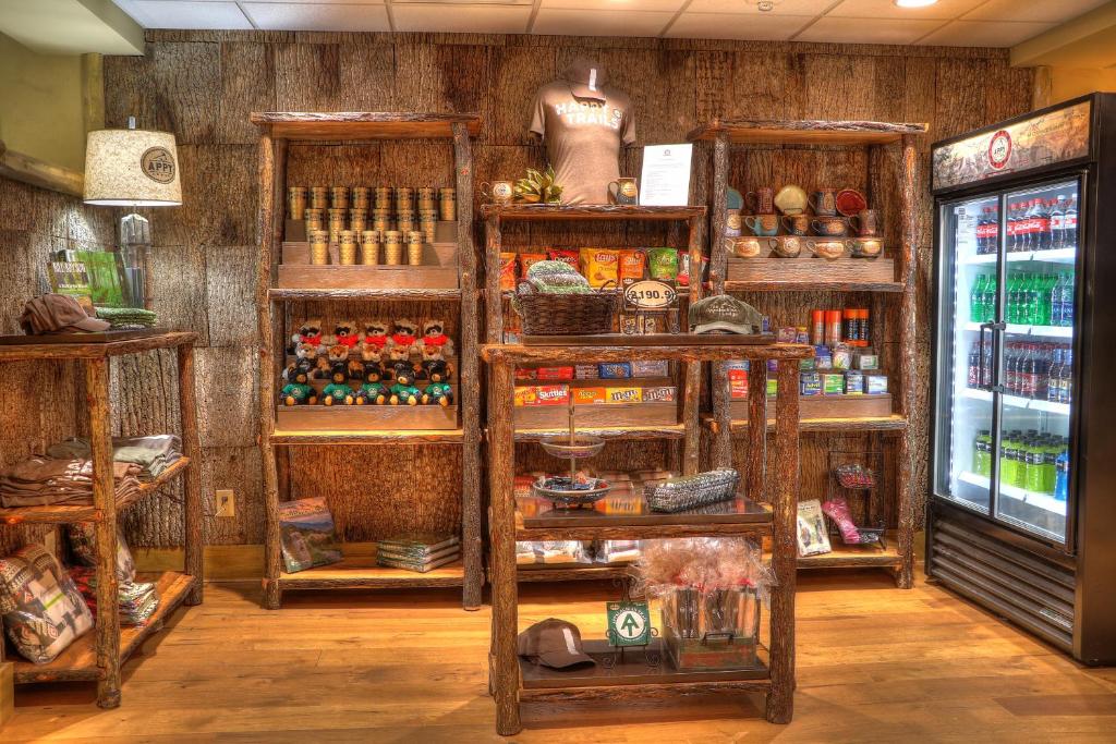 加特林堡The Appy Lodge的一间商店,里面装有木架,有食物和其他物品