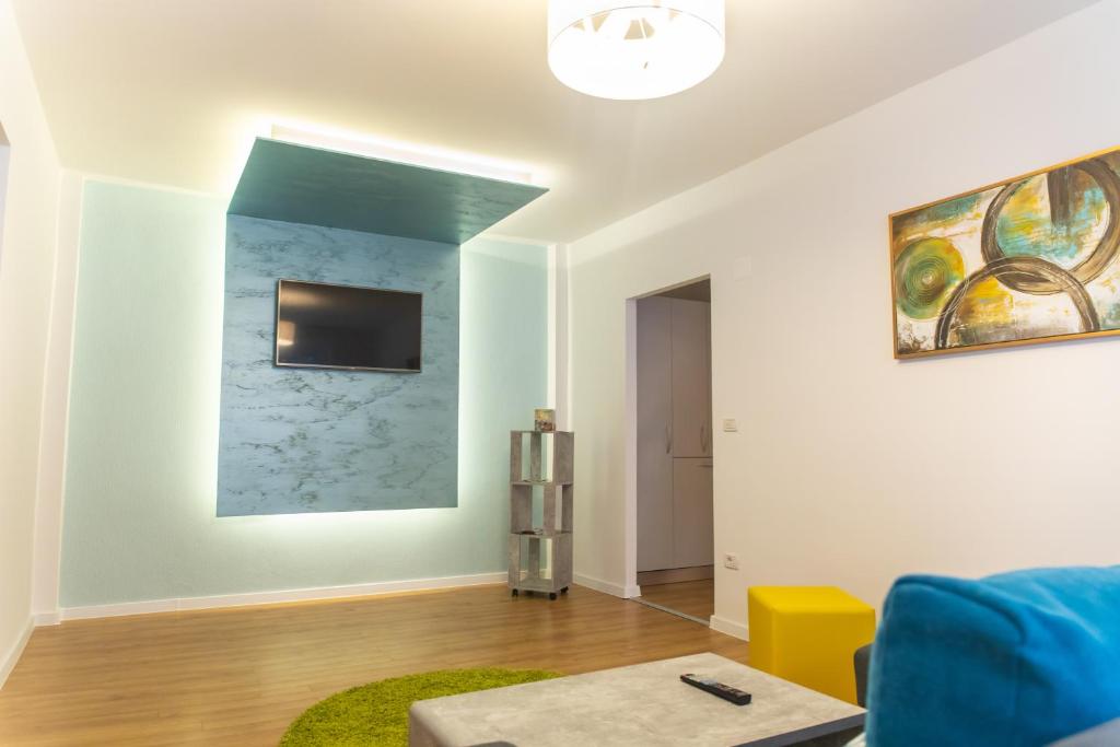 蒂米什瓦拉Central Sweet Spot in the heart of Timisoara的客厅配有沙发和墙上的电视
