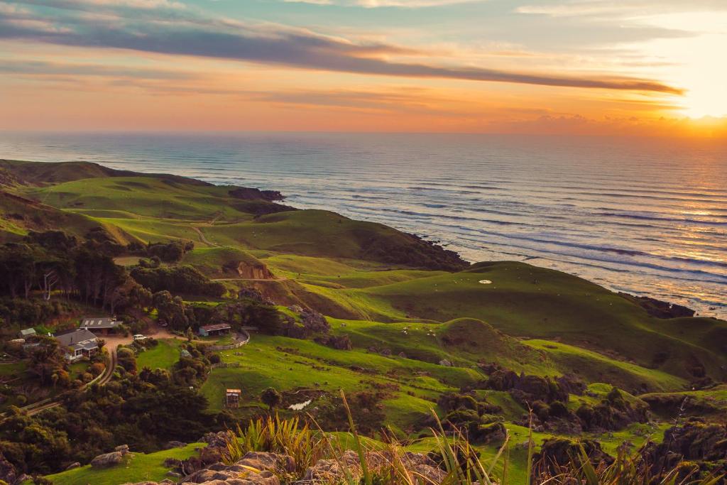 科灵伍德Te Hapu Coastal Cottages的享有高尔夫球场的空中海景