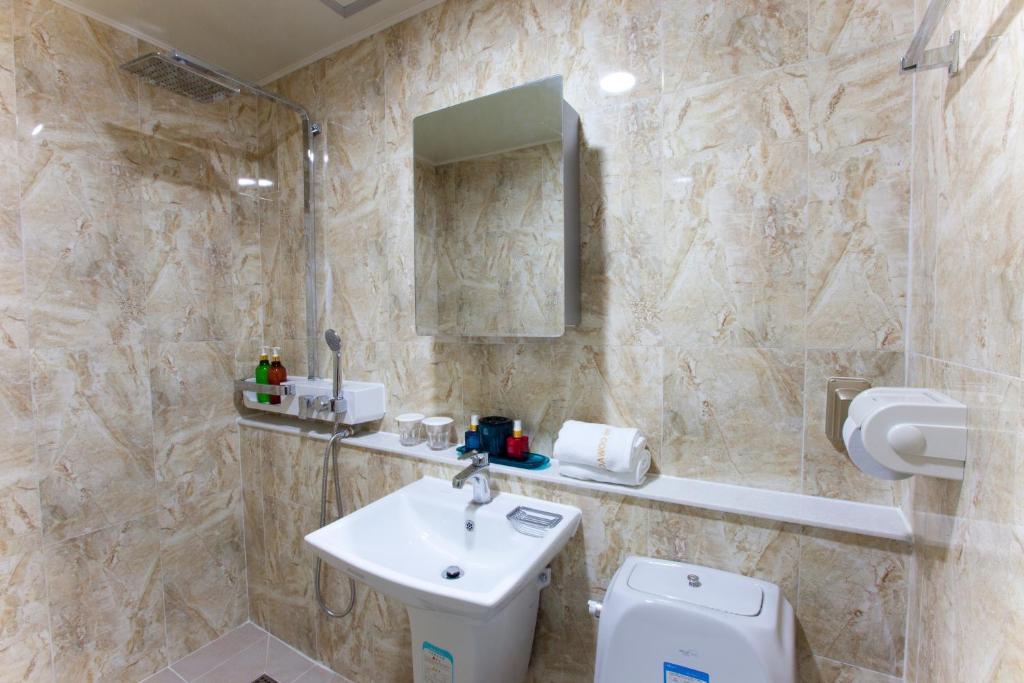 首尔大宇酒店的一间带水槽和卫生间的浴室
