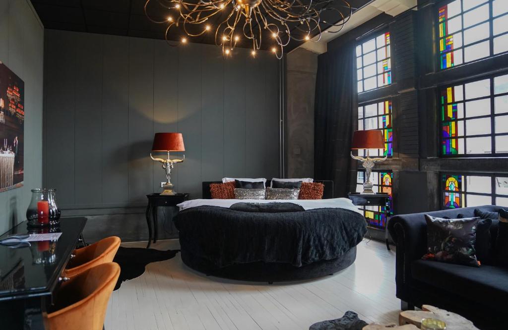 阿尔梅罗比瓦林之家的一间卧室配有一张大床和一个吊灯。