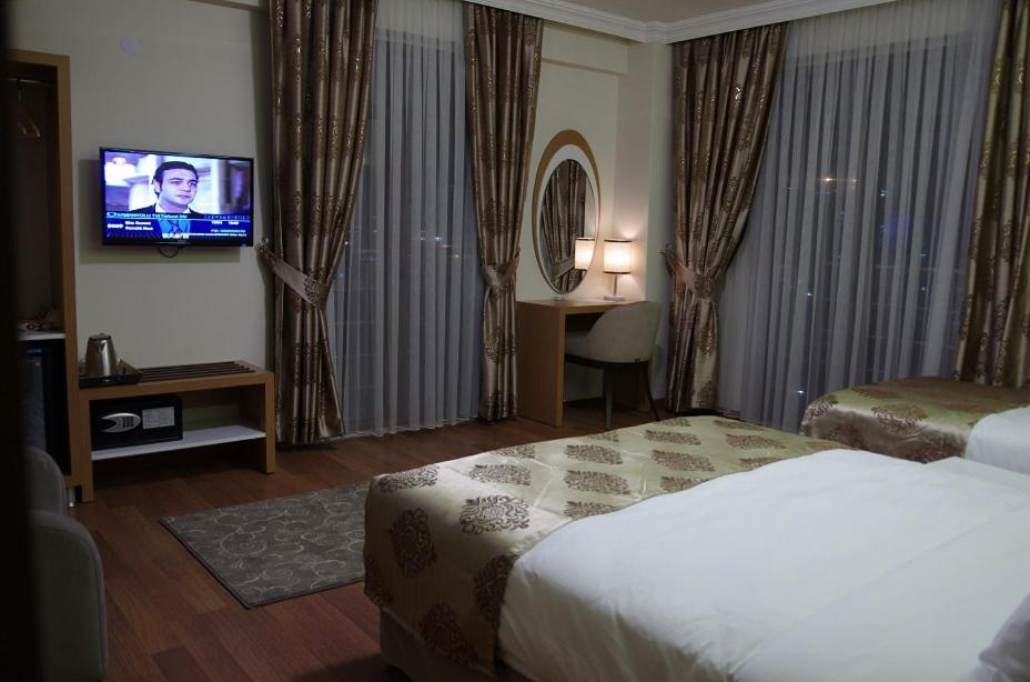 开塞利吉佛尔酒​​店的配有一张床和一台平面电视的酒店客房