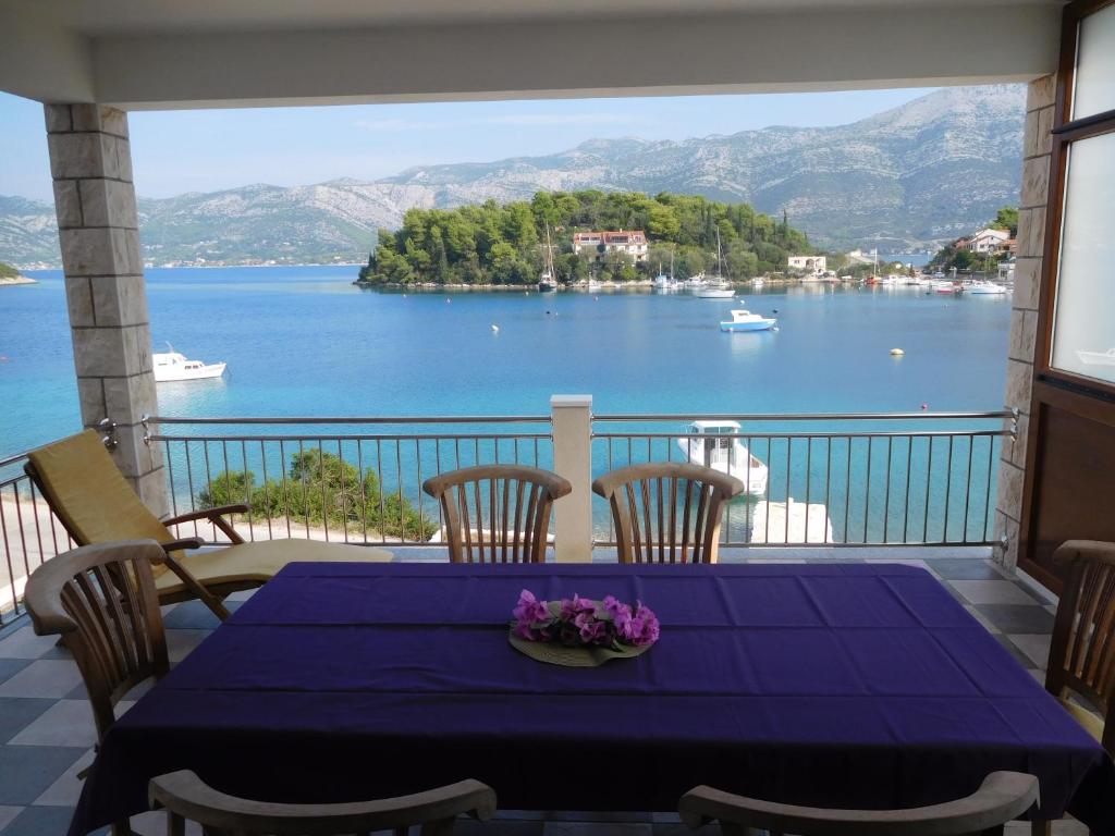 科尔丘拉Villa Marija的湖景阳台的桌子
