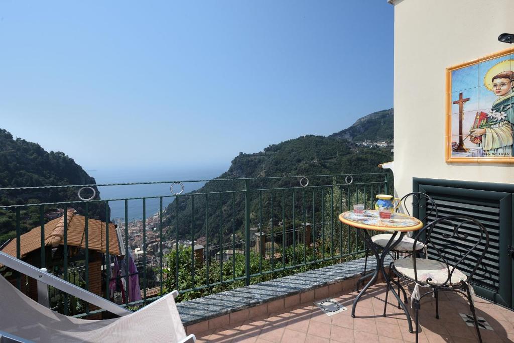 斯卡拉Pontone on the sea apartment的设有一个配有桌椅并享有美景的阳台。