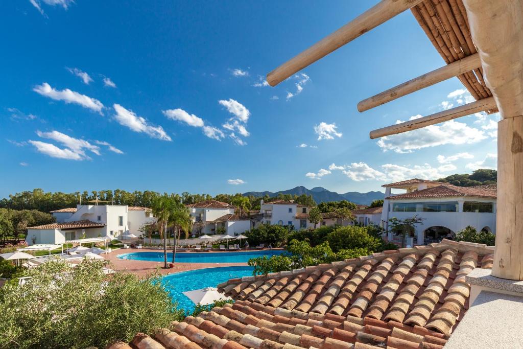 卡尔德杜Corte Bianca - Adults Only & SPA - Bovis Hotels的享有带游泳池和建筑的度假村景色