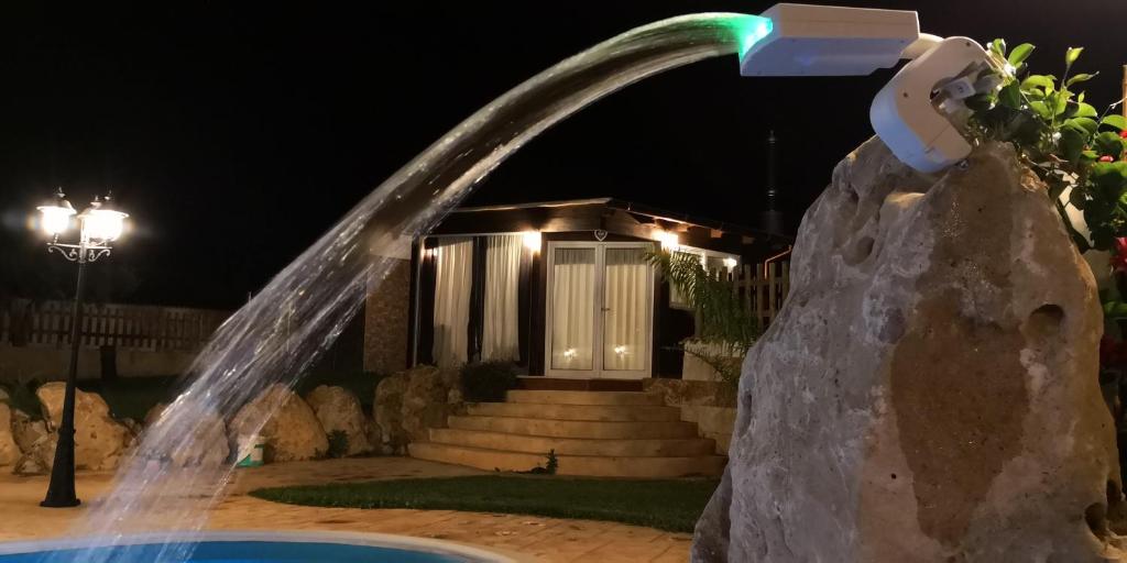 特拉帕尼Country Villa的夜间在房子前面的喷泉