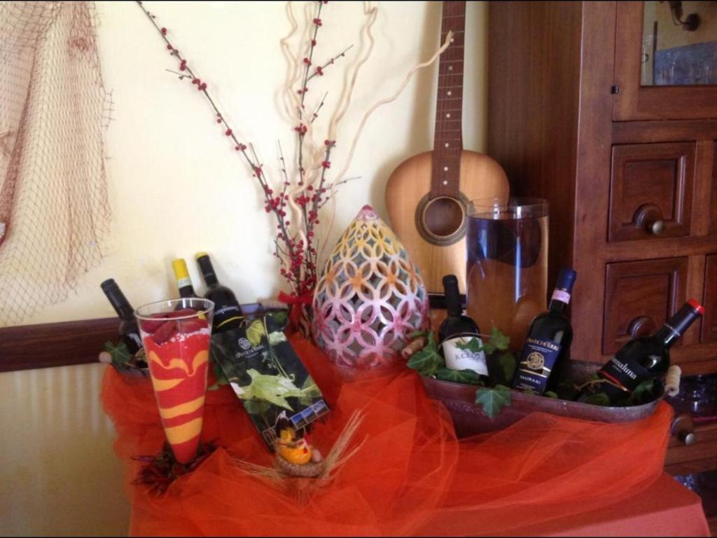 梅尔卡托圣塞韦里诺橄榄山乡村别墅旅馆的桌子上摆放着葡萄酒和花瓶