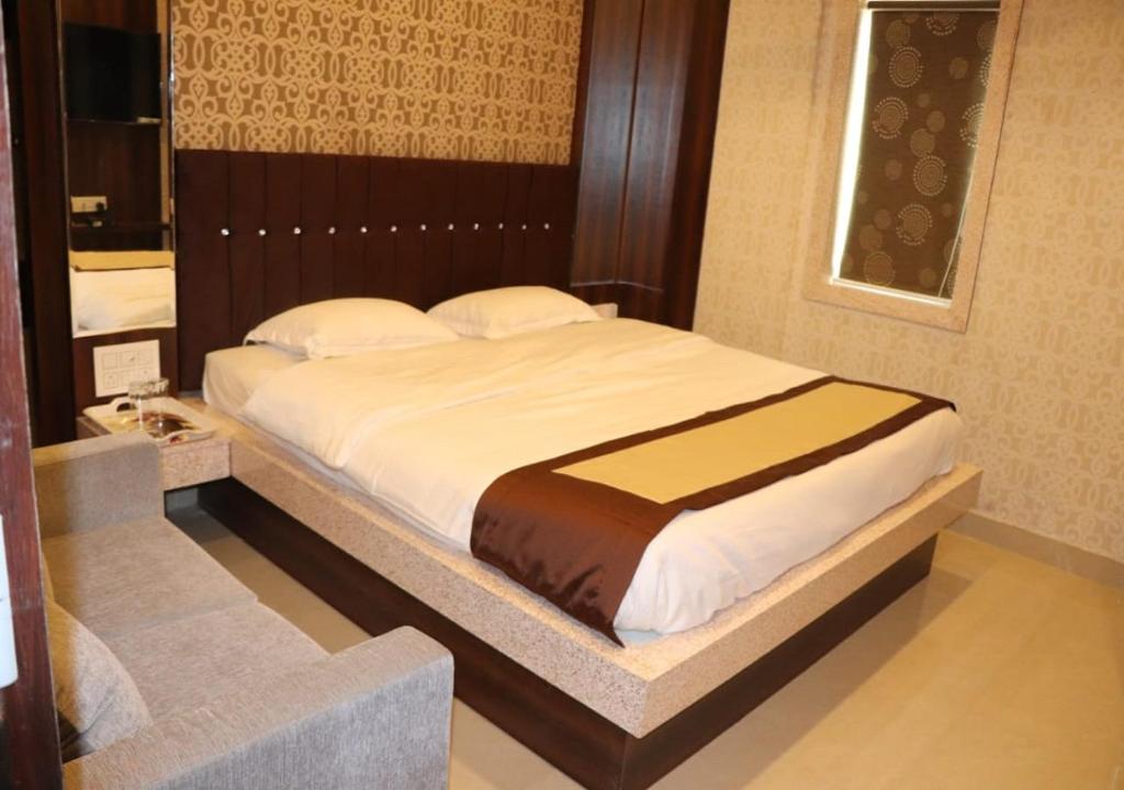 加尔各答Hotel Angina的一间卧室,卧室内配有一张大床