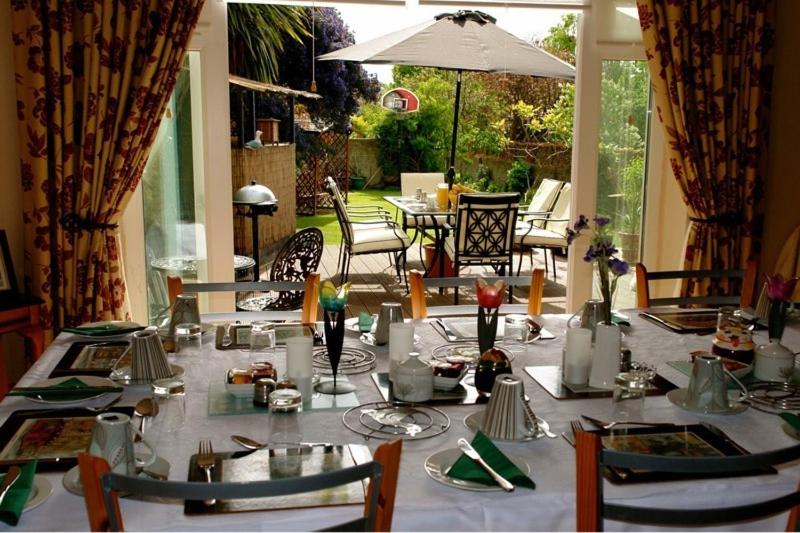 都柏林Annandale House的餐桌、白色桌布和椅子
