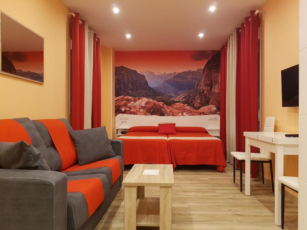 马德里美国大街提吉卡尔公寓式酒店的客厅配有沙发和1张床
