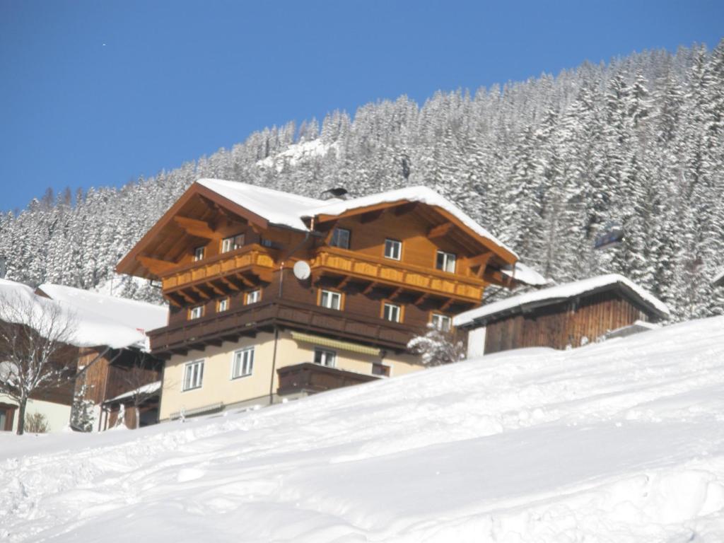 克雷纳尔Vorderstuhlhof的山上雪地中的滑雪小屋