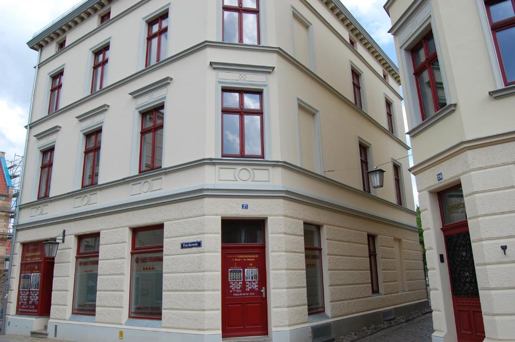 施特拉尔松德斯特拉德公寓的街上有红色门的白色建筑