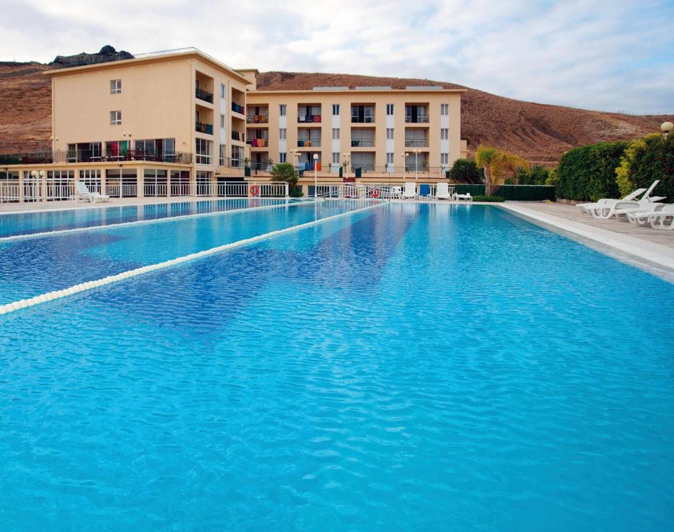 圣港INATEL Porto Santo的酒店前方的大型游泳池