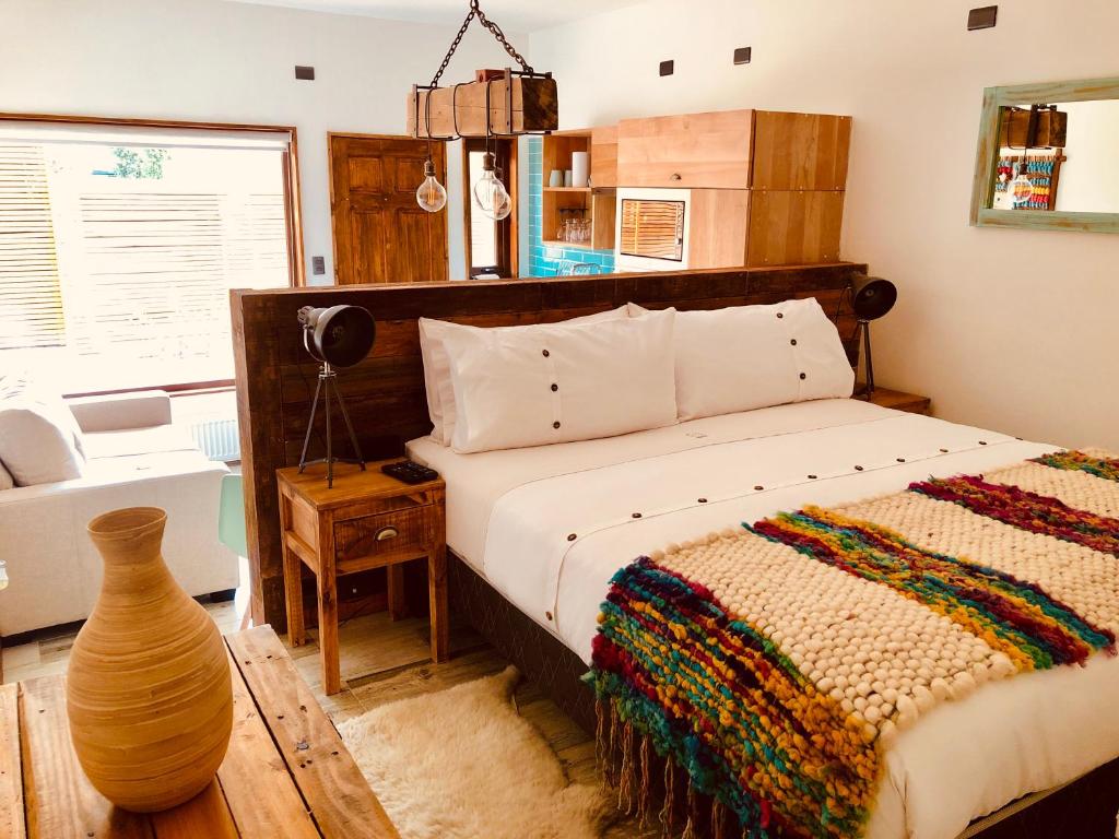 纳塔列斯港DT Loft的一间卧室配有一张大床和木制床头板