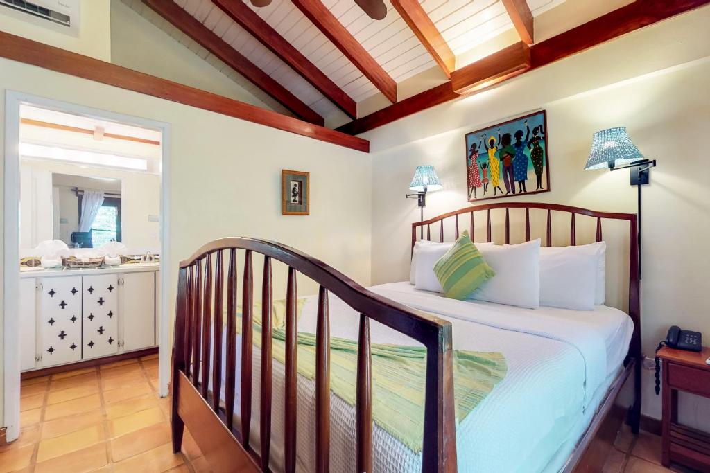 珀拉什奇亚Condo #26 @ Beachside Villas的一间卧室设有一张床和一间浴室。