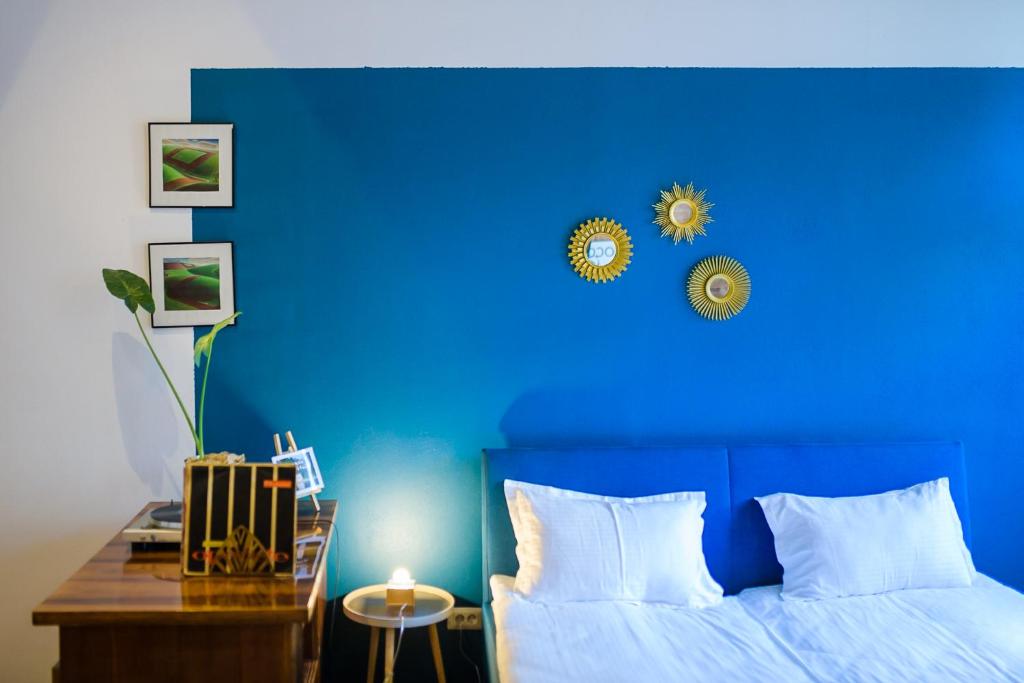 克卢日-纳波卡Camino Home 2的蓝色的卧室,配有床和蓝色的墙壁