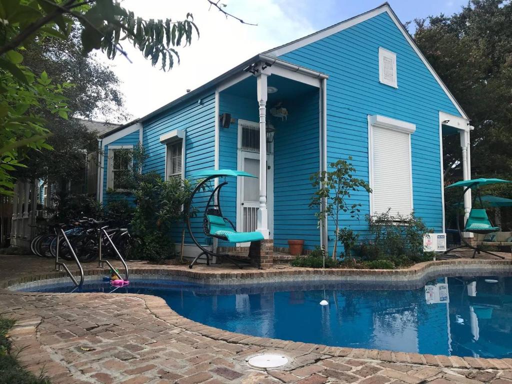 新奥尔良7 Bedroom - Sleeps 14! Next to Bourbon Street的蓝色的房子,前面有一个游泳池