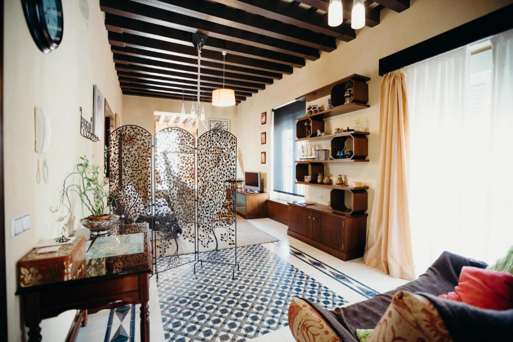 加的斯Loft del Arte的客厅配有沙发和桌子