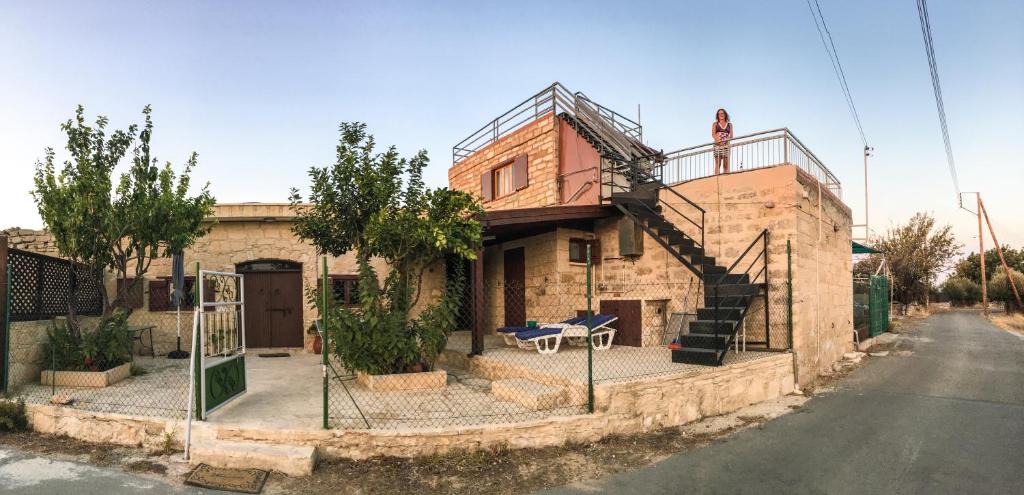 ZanajaAmalia Panorama House的一个人站在房子的顶端