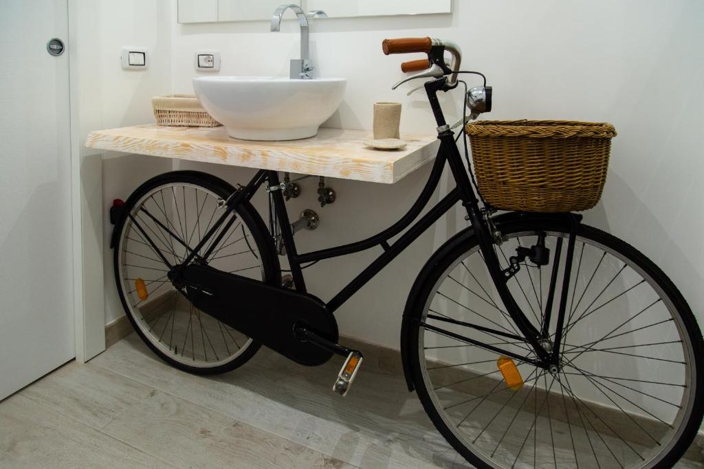 罗马Eur Home的停在浴室水槽旁的自行车