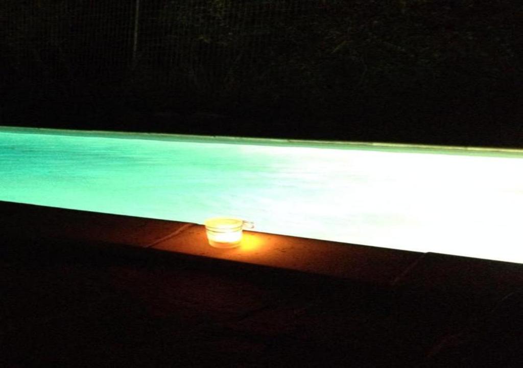 马鲁拉斯Zamaros Traditional Villa的木桌上放着蜡烛