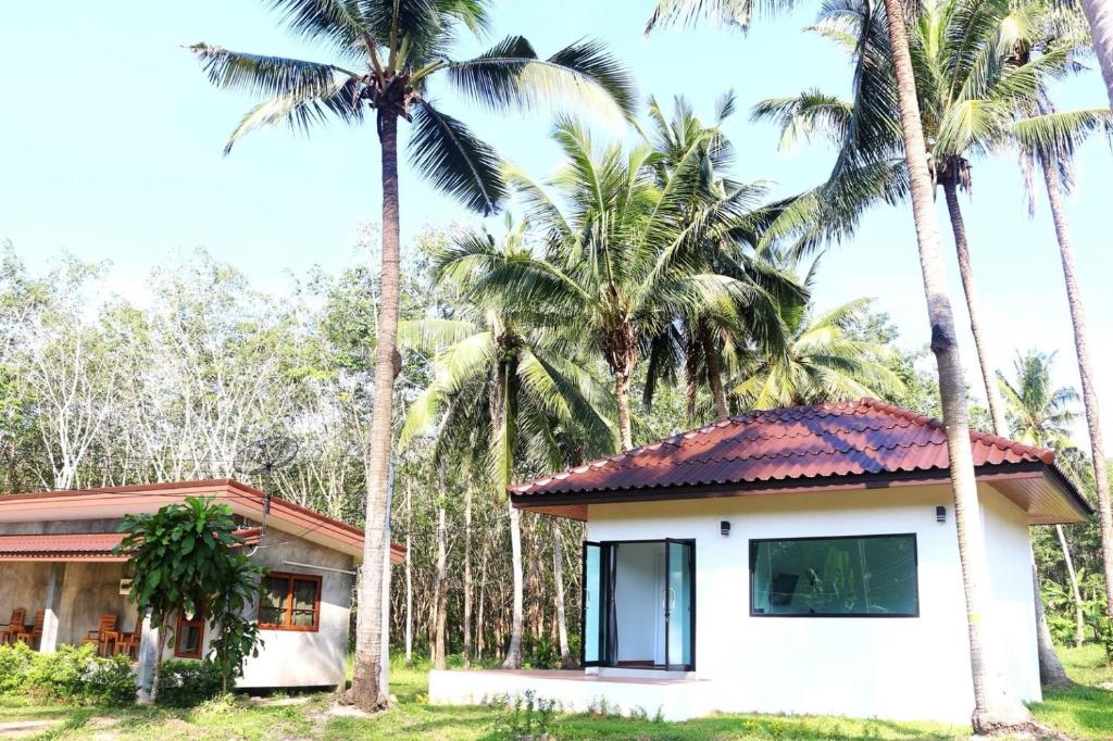 库德岛The Lodge at Koh Kood的棕榈树度假屋