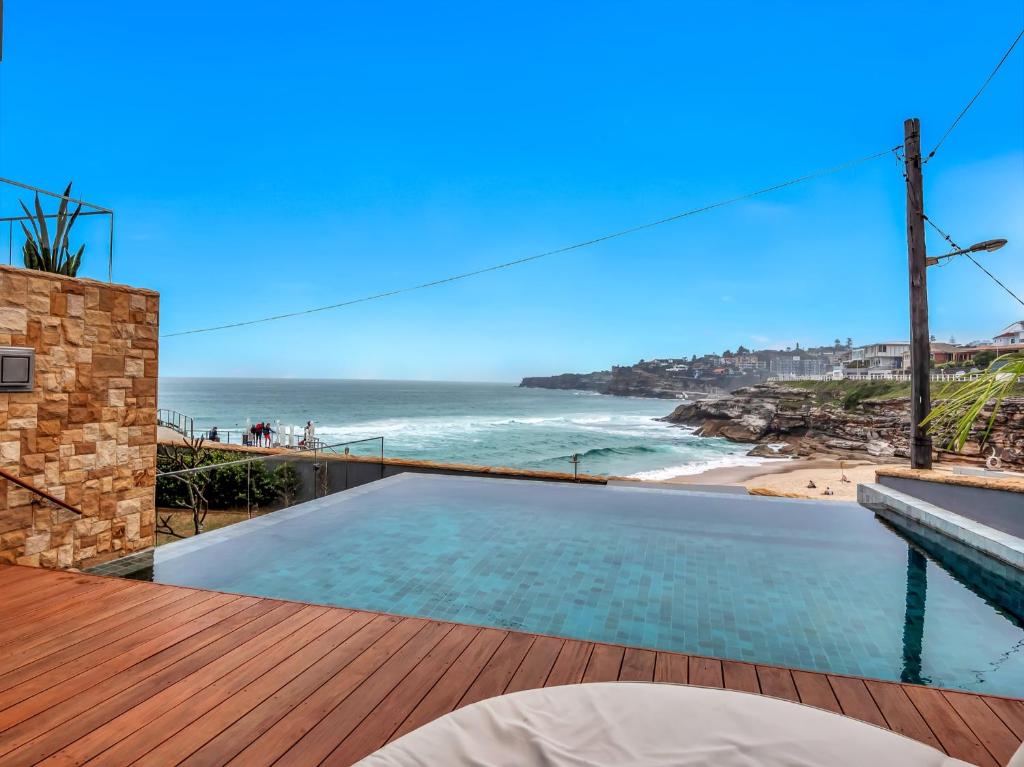 悉尼Tamarama Apartments的海滩景甲板上的游泳池