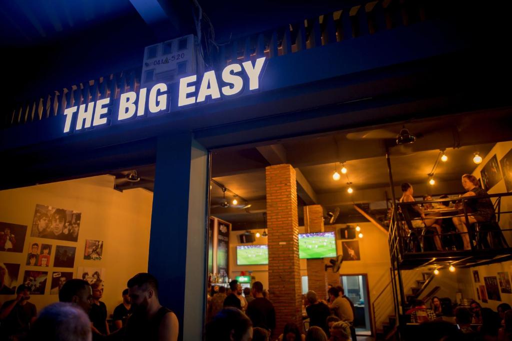 金边The Big Easy Phnom Penh的一群人站在餐厅外面