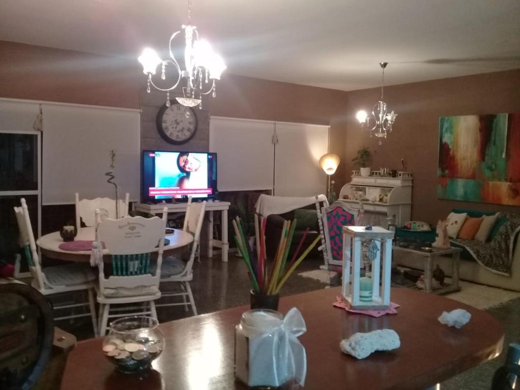 布宜诺斯艾利斯Mi Lugar en el Mundo的客厅配有桌子和电视