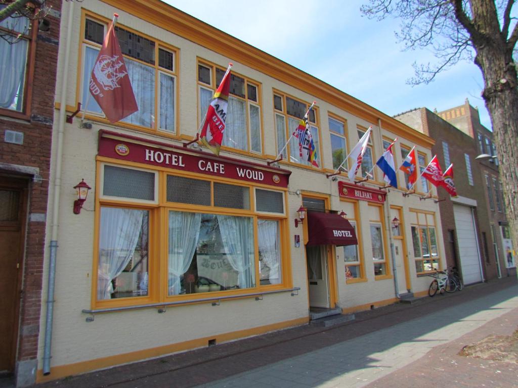 登海尔德咖啡厅伍德酒店的大楼前有旗帜的酒店咖啡厅