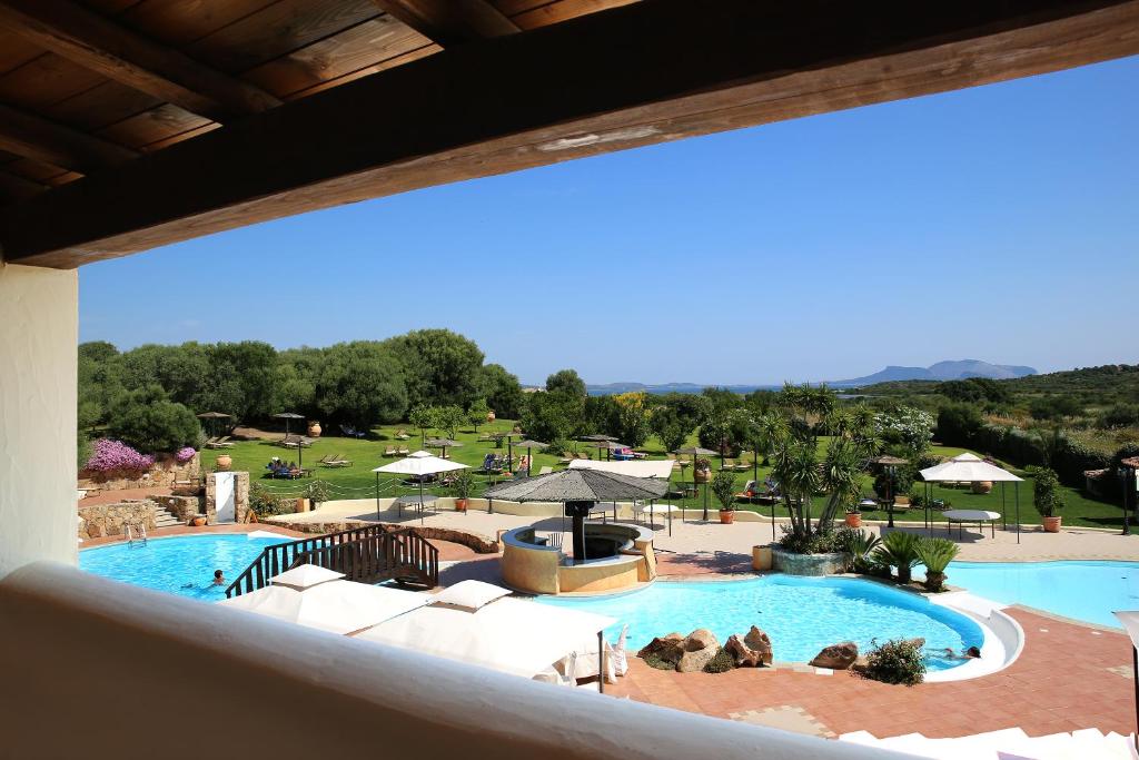 默塔玛丽亚Hotel Sa Pedra的享有度假村游泳池的景致
