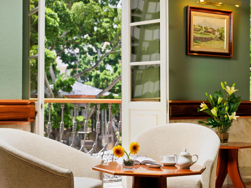 圣克鲁斯-德特内里费和平王子酒店的一间带桌椅和窗户的用餐室