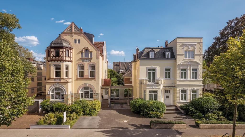 波恩Boutiquehotel Dreesen - Villa Godesberg的城市的一排房子