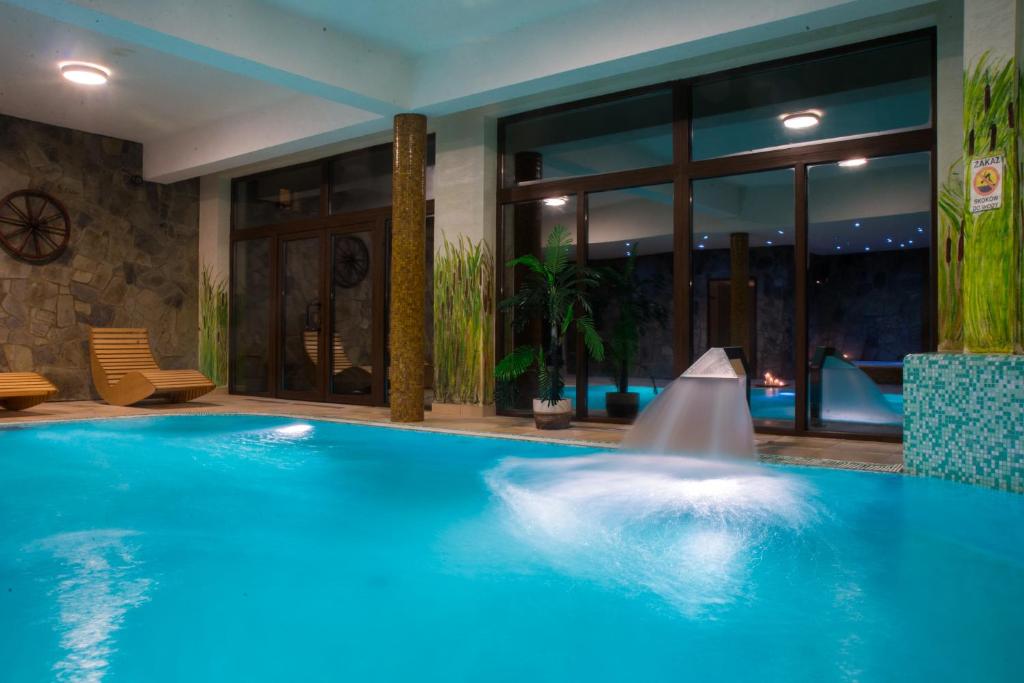 卡林娜spa酒店内部或周边的泳池