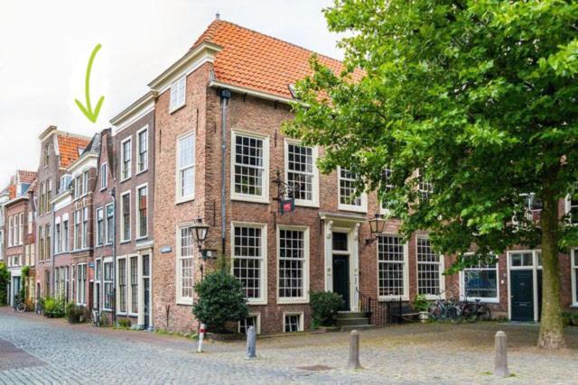 莱顿De Pelgrimsplaats的街道上一排砖砌的建筑物