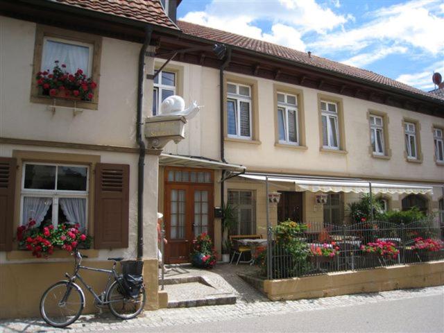 坎德尔恩Gasthaus zur Schnecke Kandern的停在房子前面的自行车