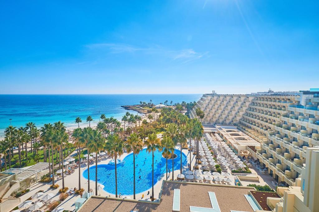 萨科马地中海时尚酒店 - 仅限成人入住的享有带游泳池和海洋的度假村的空中景致