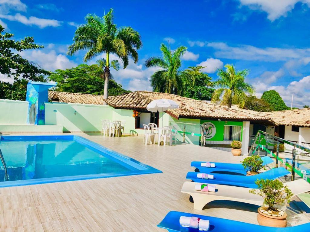 塞古罗港绿谷酒店的一座带游泳池和度假村的别墅