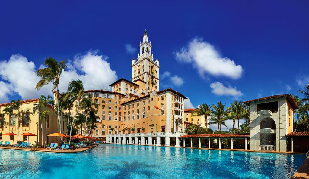 迈阿密Biltmore Hotel Miami Coral Gables的一座带钟楼和游泳池的大型建筑