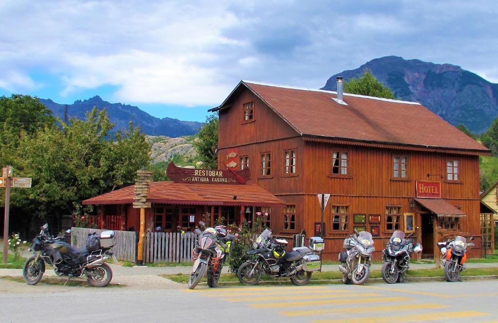 富塔莱乌富Hotel Antigua Casona Patagonia的停在大楼前的一组摩托车
