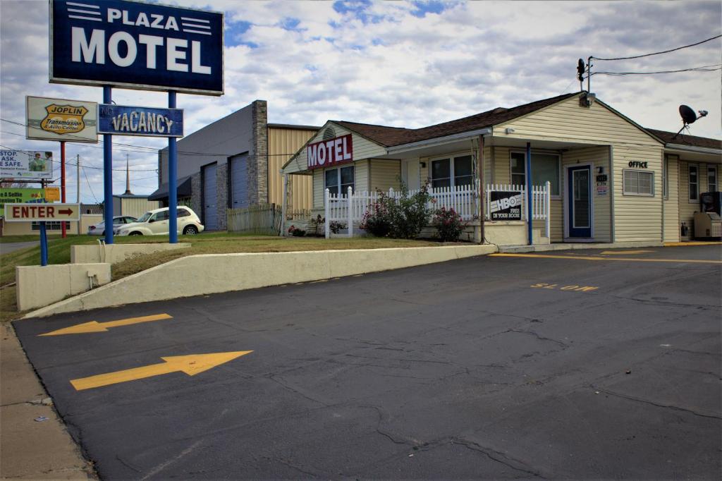 乔普林Plaza Motel的汽车旅馆前的一个空停车位