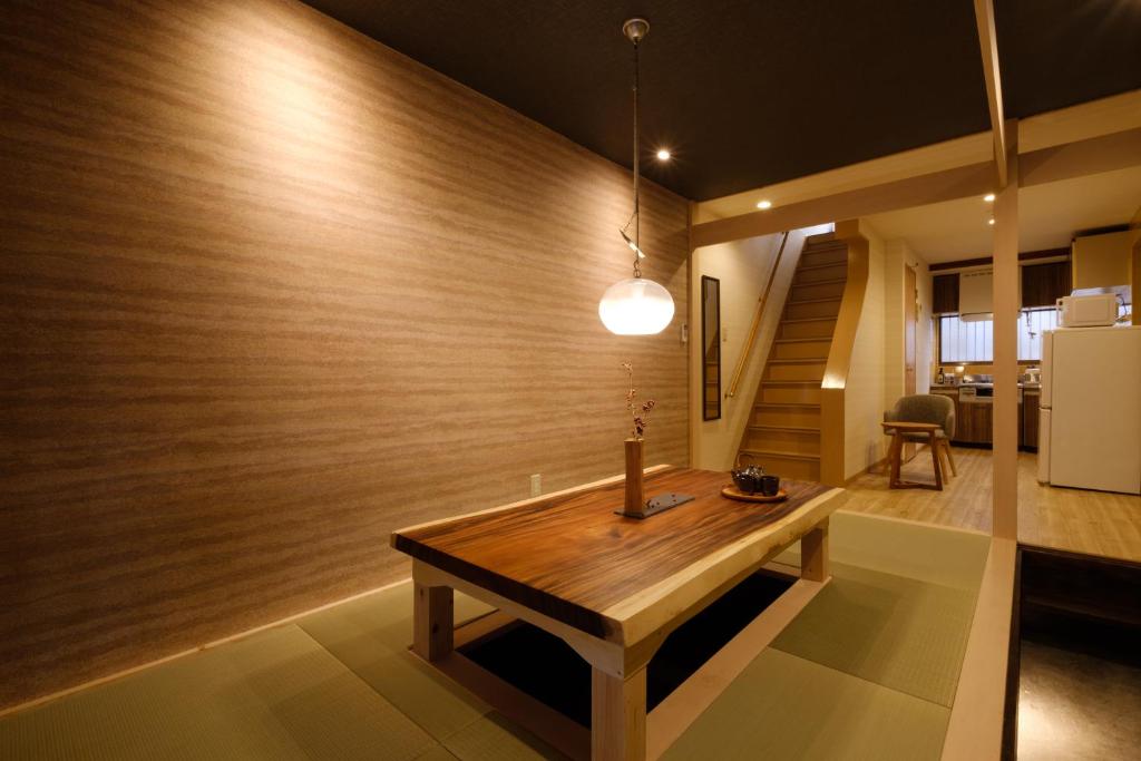 大阪Bijou Suites Will的配有木墙和桌子的房间