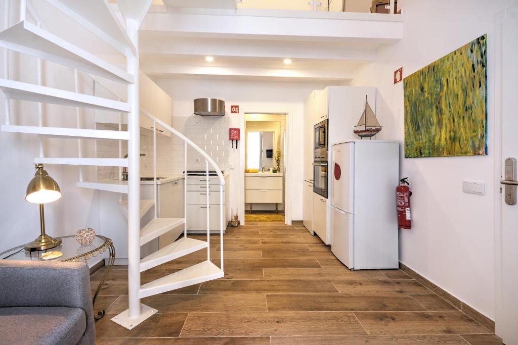 法鲁Yellow Barqueta Studio的一间带楼梯和冰箱的客厅