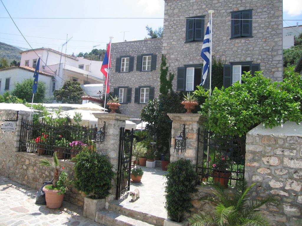 伊兹拉米斯托尔酒店的两面旗帜的房子和有植物的围栏