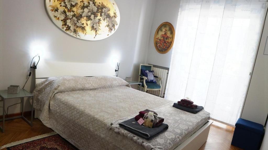 圣雷莫Affittacamere MammaMia的一间卧室配有一张床,上面放着两个托盘