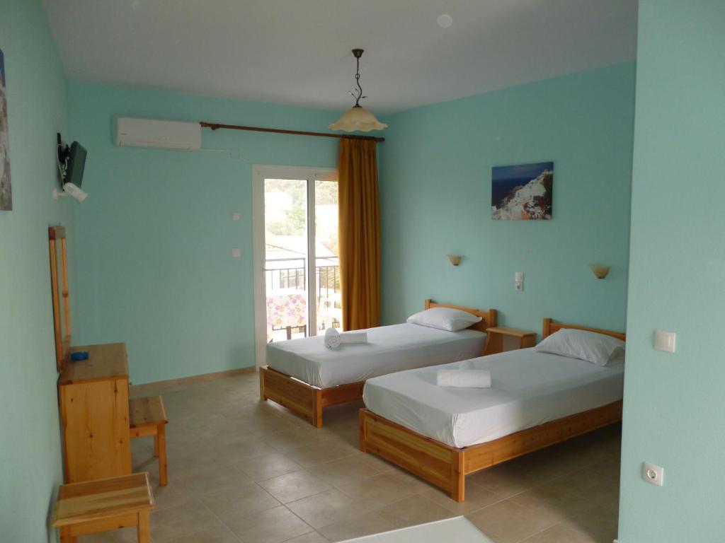 斯基亚索斯镇Alexandros Guest House的蓝色墙壁客房的两张床