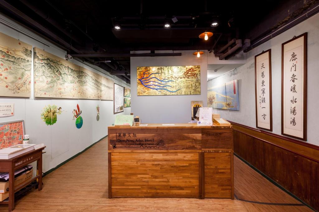 台南东宁文旅的博物馆间,墙上挂有绘画作品