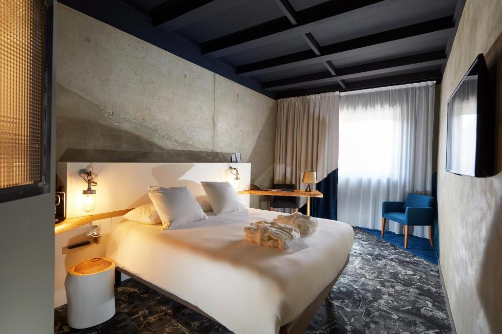 瓦朗斯克莱斯·西拉贝斯特韦斯特优质酒店的一间酒店客房,房内配有一张大床