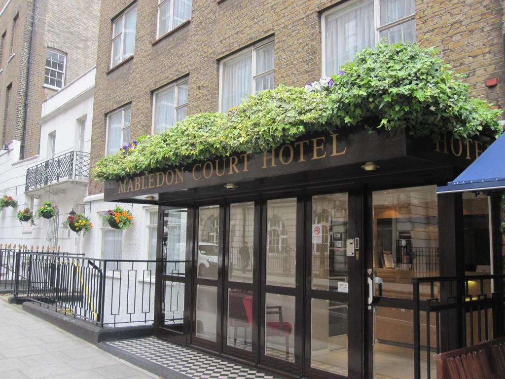 伦敦马伯顿法院酒店的一座建筑,上面有读过麦肯考特酒店的标志